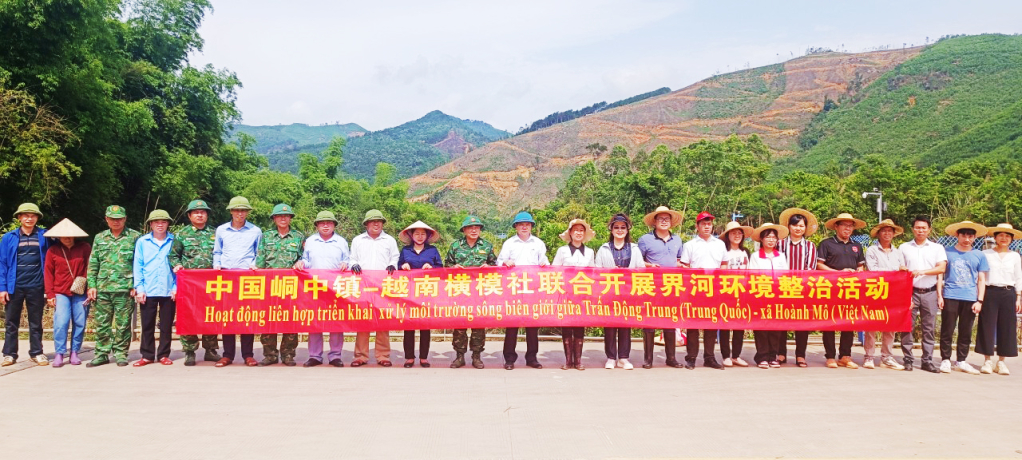 Vietnam, China localities join hands to clean up border river