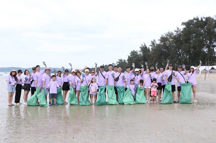 Du khách chung tay bảo vệ môi trường biển tại Cô Tô - Quảng Ninh